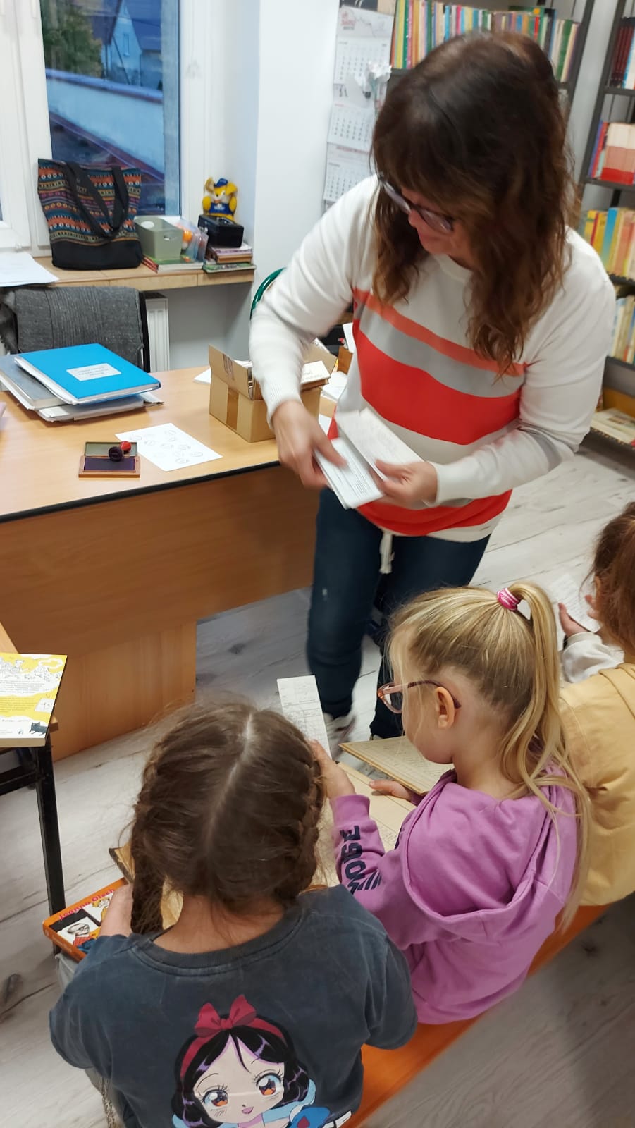 Klasa pierwsza odwiedza biblioteke szkolną